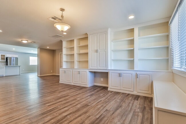 Photo - 825 W 19th St