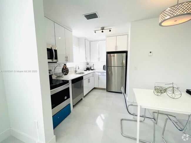 Building Photo - 1515 NE 110th St Rental