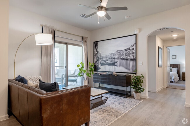 2BR, 2BA - 995SF