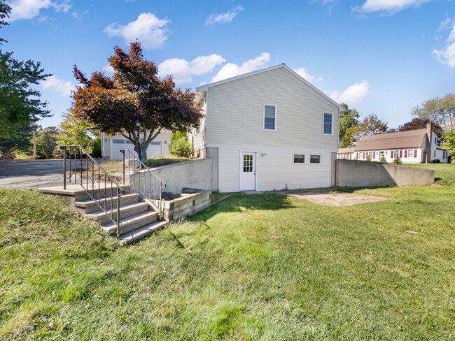 Building Photo - 72 Pistapaug Rd Unit 2