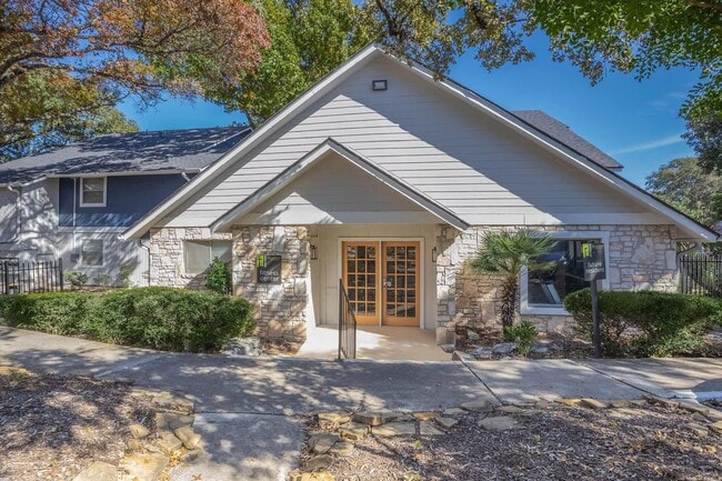 Experience the charm of Distinction Apartment Homes, where modern living meets inviting design. Enjoy beautifully landscaped grounds and a welcoming atmosphere. Schedule your tour today and find your perfect home!