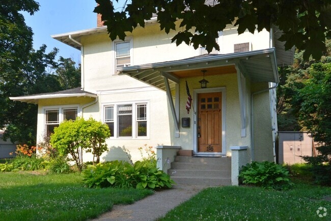 Building Photo - Beautiful 4-bedroom 2.5-bathoom - Great Lo... Rental