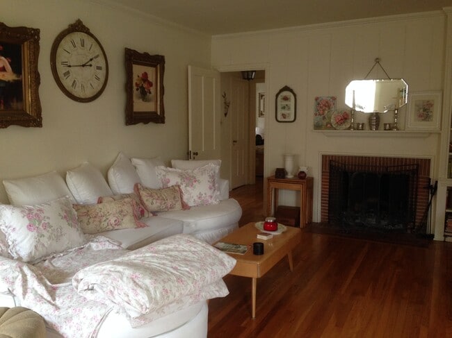 Building Photo - 1257 1/2 Devon Ave Unit 1257 1/2