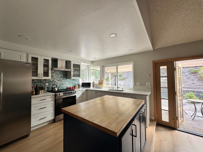 Photo - Beautiful 4-Bedroom + Loft Home in Desirab...