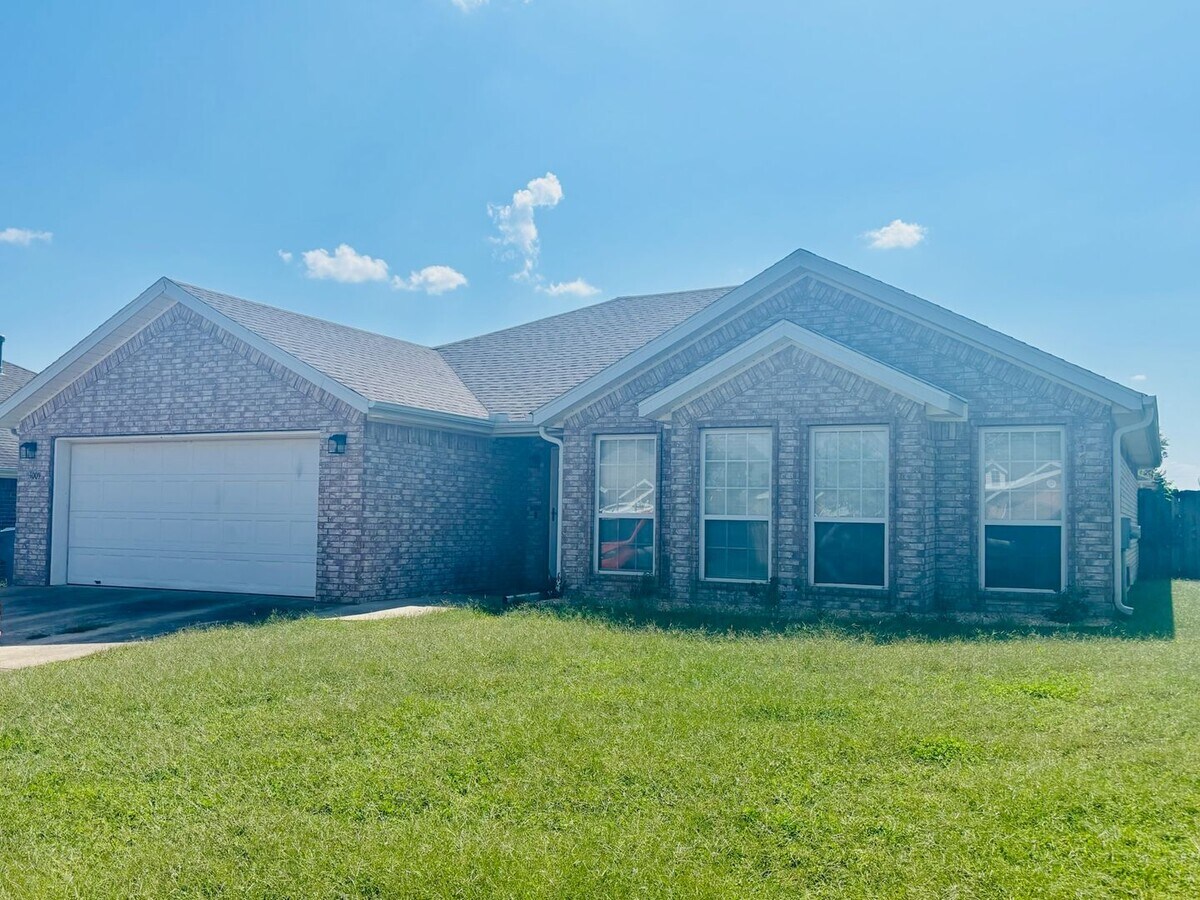 Cozy 3 Bedroom, 2 Bathroom Home with Firep... - Cozy 3 Bedroom, 2 Bathroom Home with Firep...