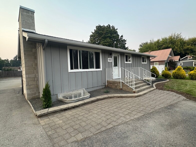 901 W Lacrosse Ave