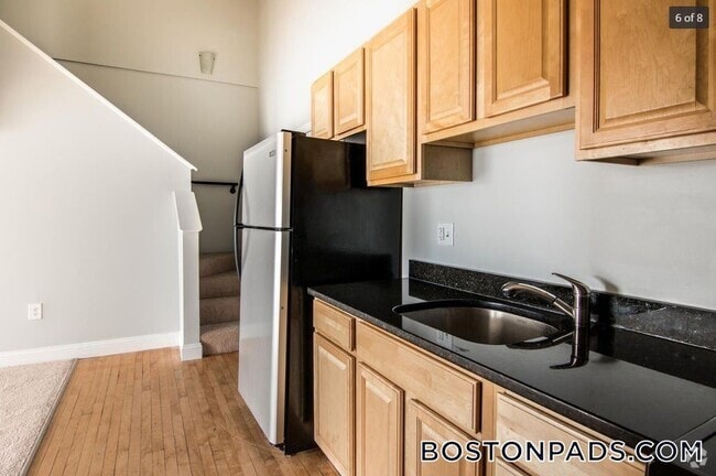 Building Photo - 26 Portland St Rental