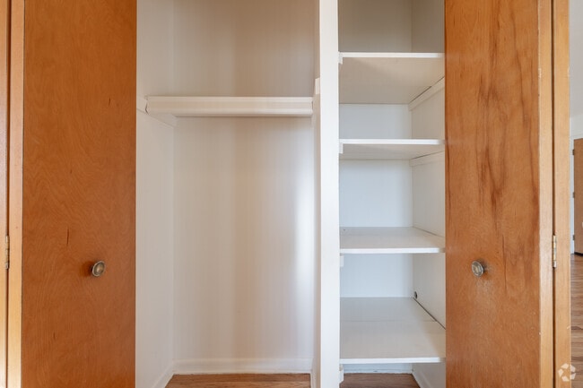 1BR, 1BA - 755SF - Closet