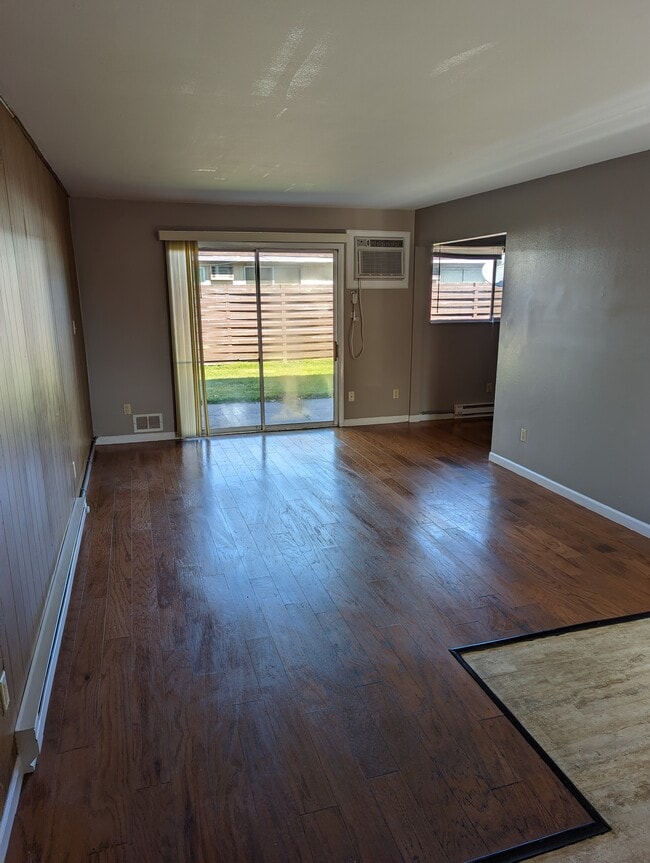 Building Photo - Wildwood Place Apartments 3101 Unit 11