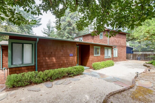 Building Photo - 3 Bed / 2 Bath Woodside home on large lot ...