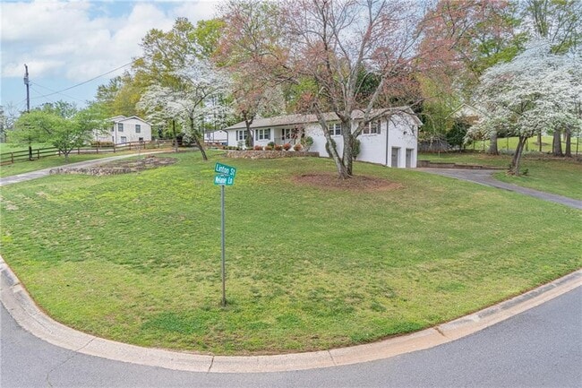 Photo - 194 Melanie Ln