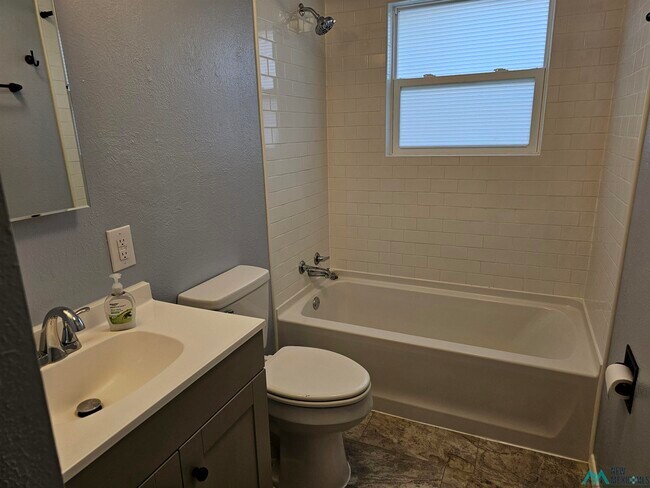 Photo - 300 Circle Dr