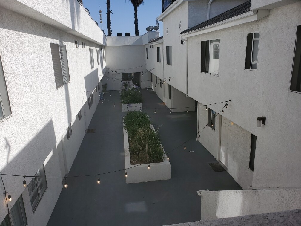 Courtyard - 1540 N Bronson Ave Unit #1