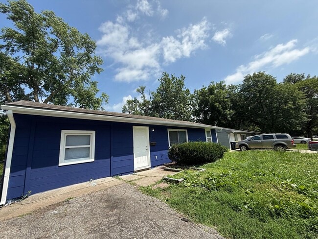 Building Photo - This is a 4 bedroom 1 Full bathroom house which has a spacious living room, dining room and full ...