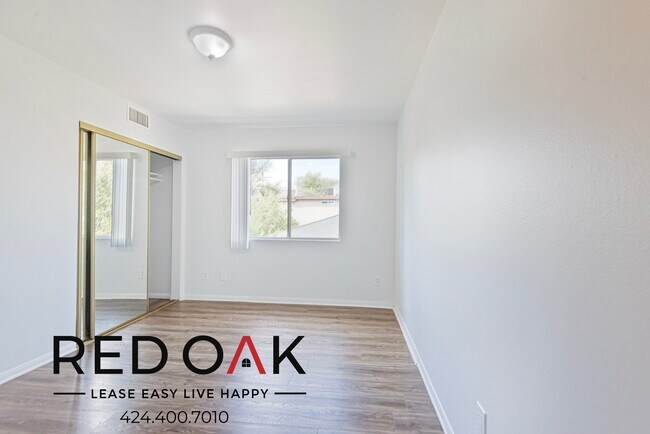 Photo - Lovely Three Bedroom with Sunny Windows, K... Unidad 2