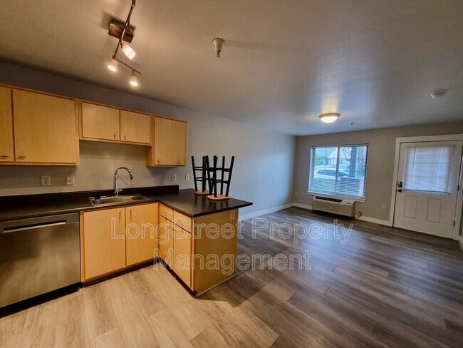 Photo - 9837 NE Irving St Unidad 305