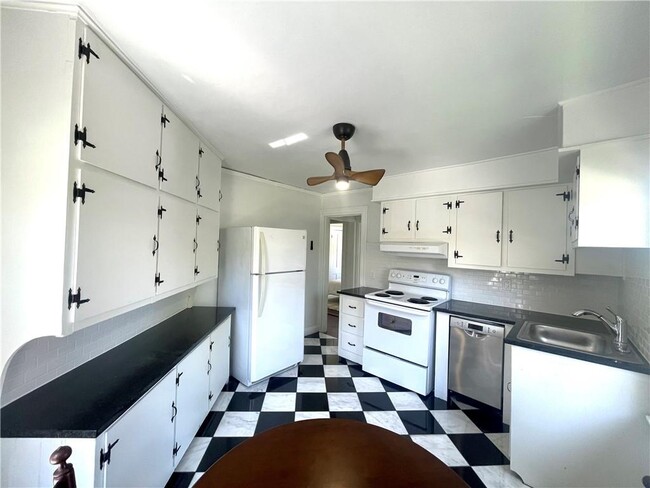 Photo - 45 Woodlawn Ave Unit 3
