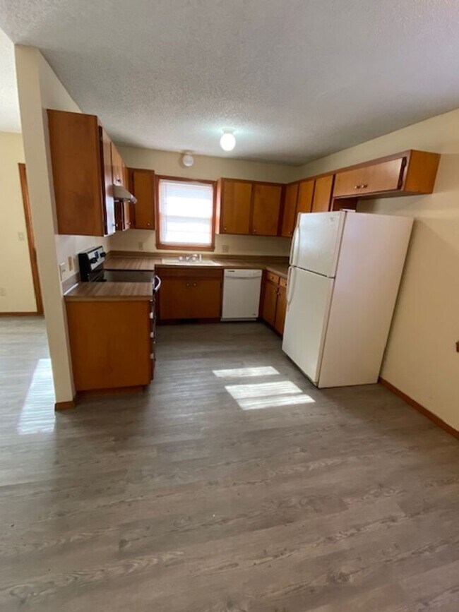 Photo - 3 Bed 2 Bath GREAT LOCATION!