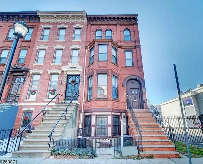 Building Photo - 557 Bramhall Ave Unit Apt 3