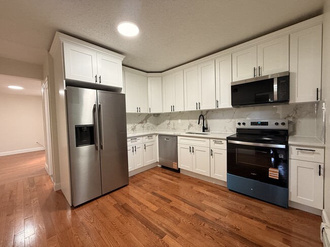 Building Photo - 73 W Thames St Unit 73B