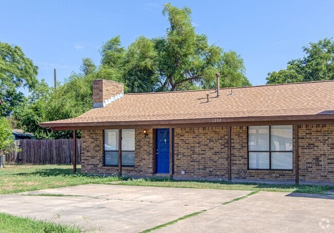 Building Photo - 1202 Westcott Dr Unit - A Rental