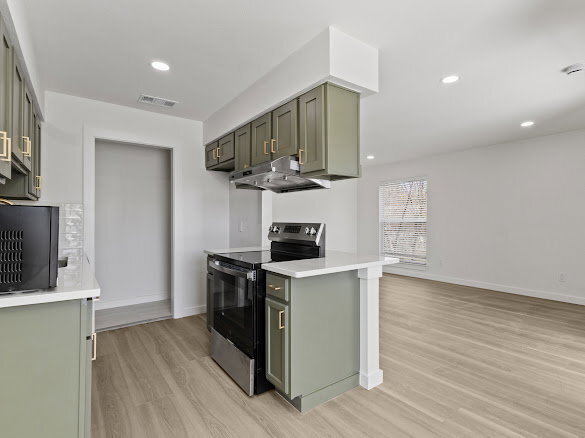 Photo - 908 Isbell Rd