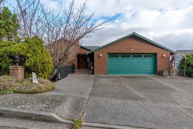 Photo - 3 Bedroom 2.5 bathroom spacious home with views of marina and downtown Oak Harbor