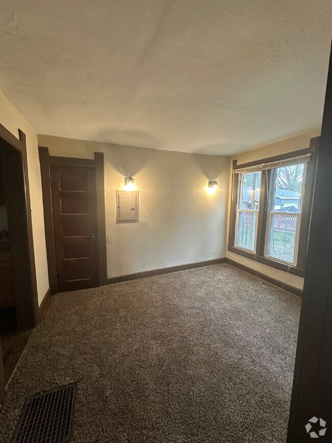 Building Photo - 1404 Highland Ave Unit Apt. 1