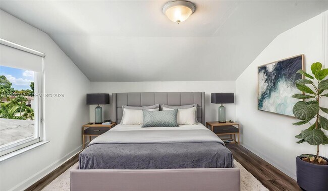 Photo - 117 E 10th St