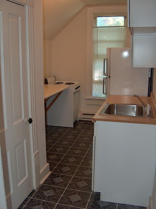 Building Photo - 718 Brown St Unit 718 Brown Street 1/2 Rental