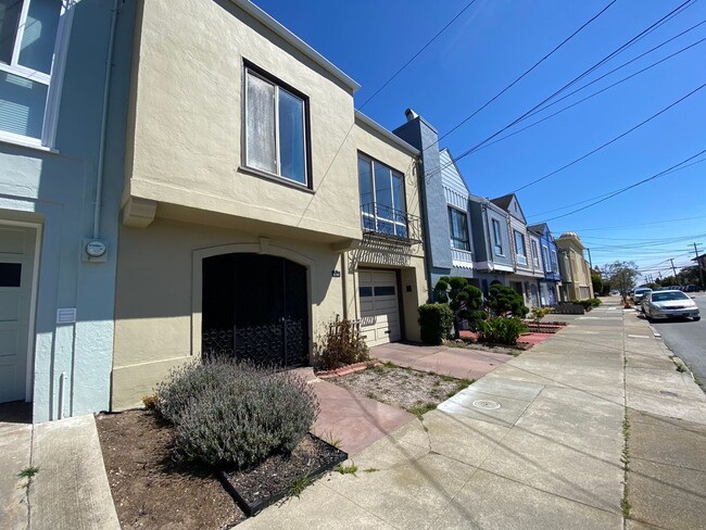 Photo - Large 3 Bedroom 1.5 Bath Single Family House in Central Sunset