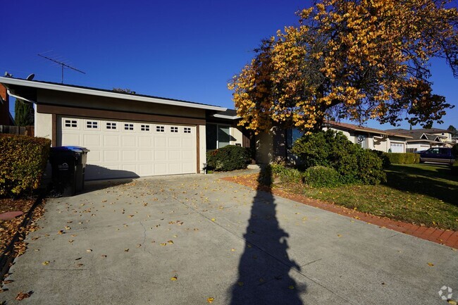 Building Photo - Beautiful Single Family Home in Desirable ...