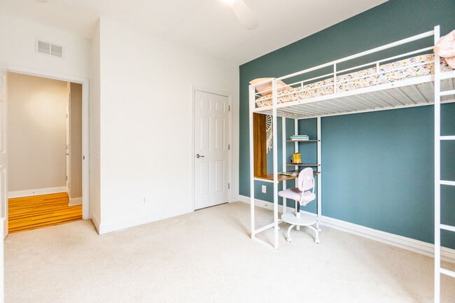 Photo - 20657 Sibbald Sq