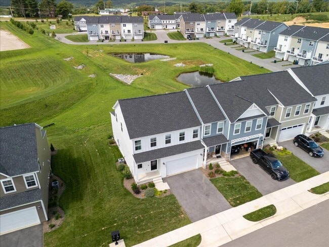 Building Photo - Spacious Home in Westhill Community
