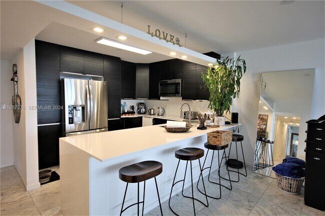 Building Photo - 5151 Collins Ave Unit 933