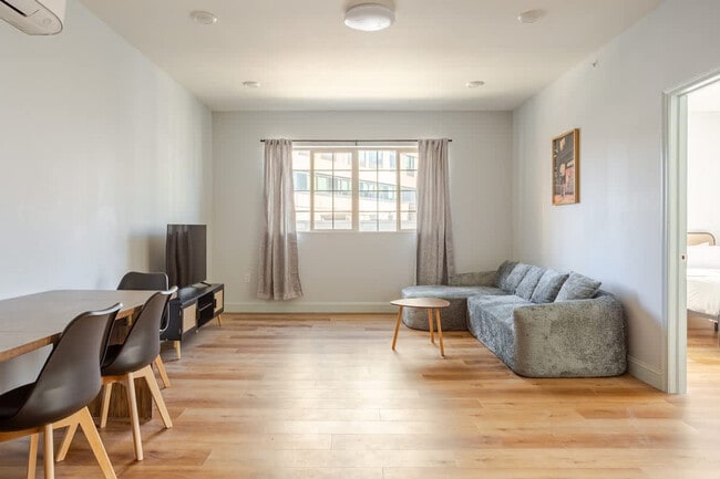 Building Photo - 1384 Ridge Ave Unit ID1314954P