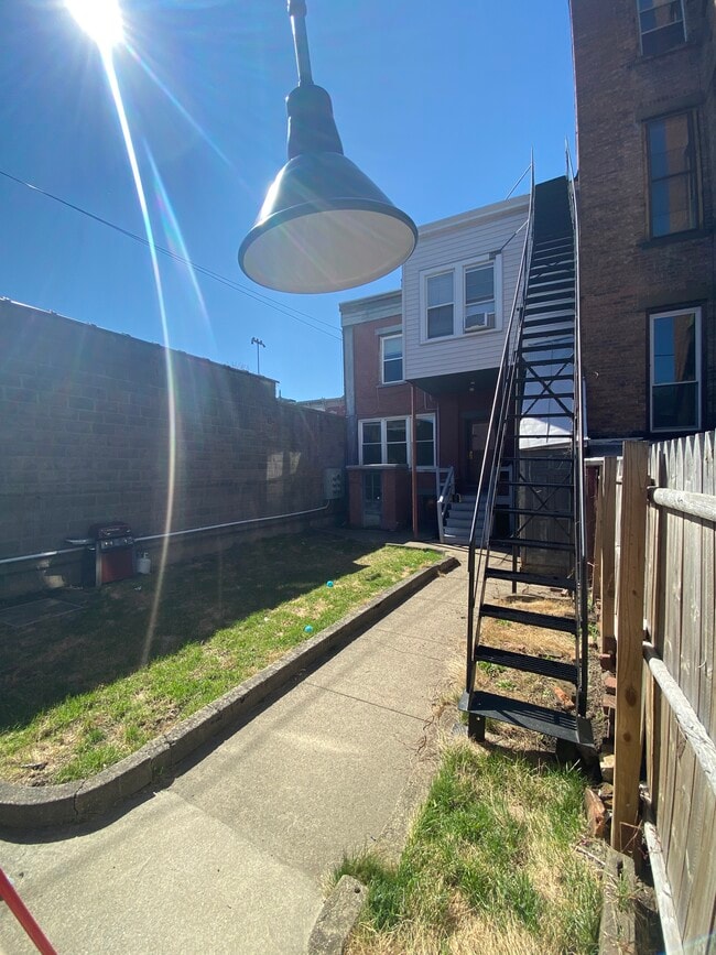 Photo - 110 Williams Street Aly Unidad RPI HOUSING 2 bed