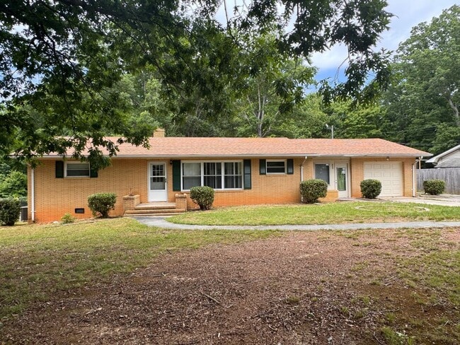 Building Photo - 2 BED, 2 BATH BRICK HOME LOCATED IN ASHEBORO!