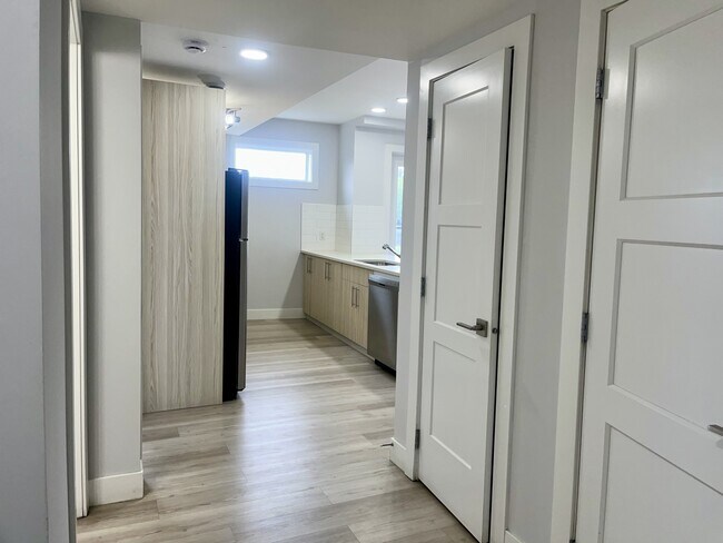 Photo - 2215-2247 47 St NW Unit 206