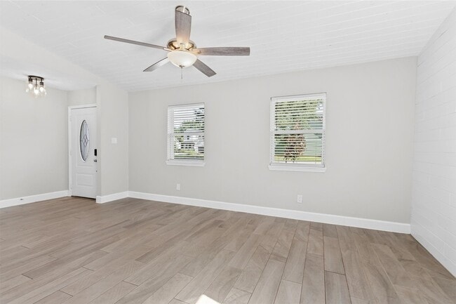 Photo - 909 Stewart St
