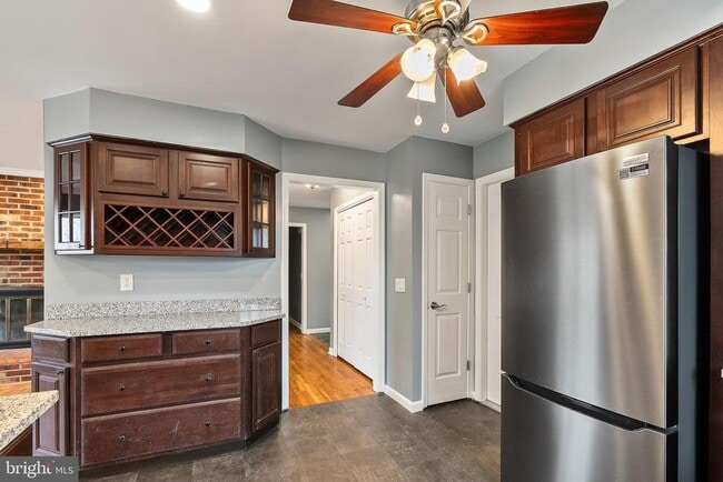 Photo - 122 Stuart Dr