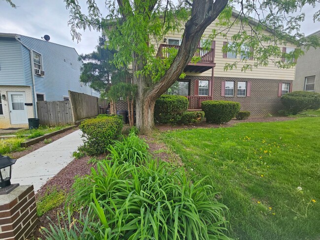 Building Photo - 442 S 18th St Unit 1