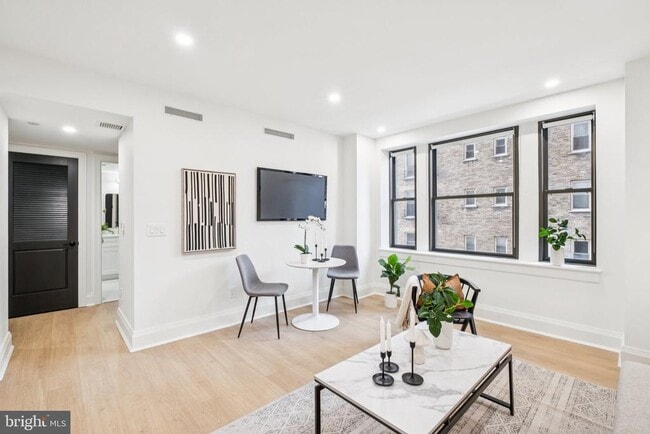 Building Photo - 135 S 19th St Unit 304