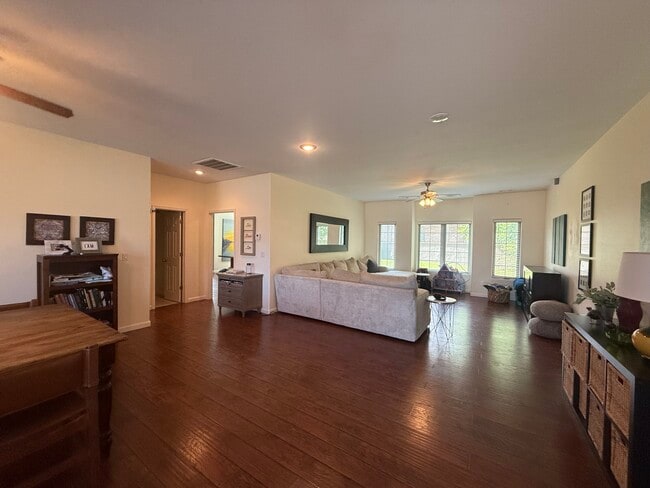 Photo - 300 SW Bordeaux Ct