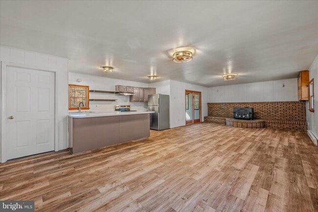 Photo - 438 Gloyd Ln