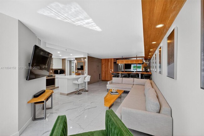 Building Photo - 2401 Collins Ave Unit 403