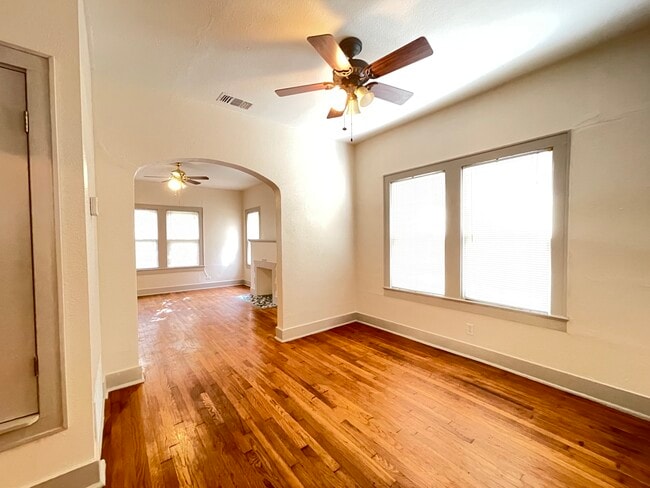 Building Photo - 713 E Elmira St