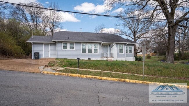 Photo - 901 Hermitage Dr