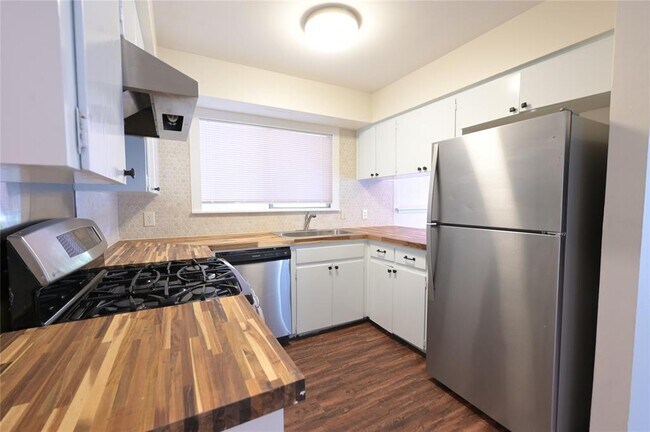 Photo - 2303 Western Trails Blvd