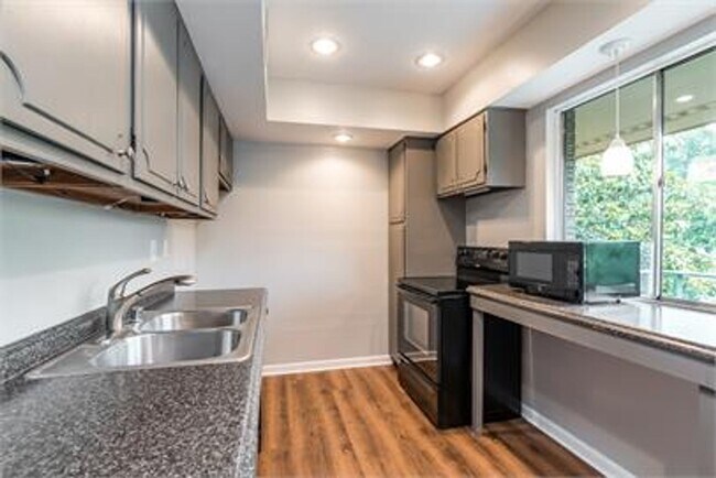 Photo - 2 bed 1.5 Bath Apartment, with Community Pool